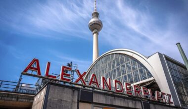 Der Fernsehturm erhebt sich hinter dem Alexanderplatz-Schild. (Quelle: dpa/Marcus Beckert)