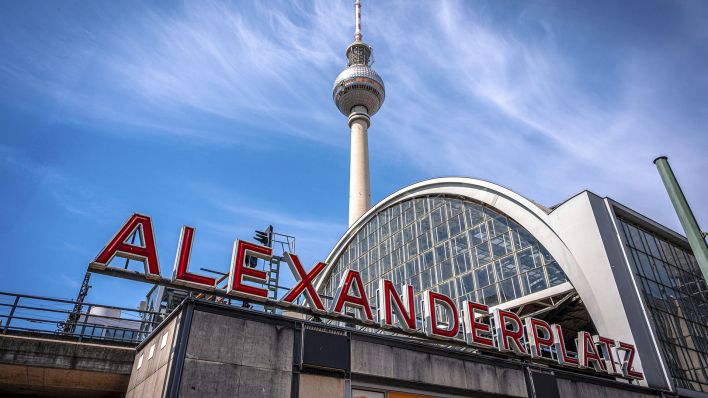 Der Fernsehturm erhebt sich hinter dem Alexanderplatz-Schild. (Quelle: dpa/Marcus Beckert)