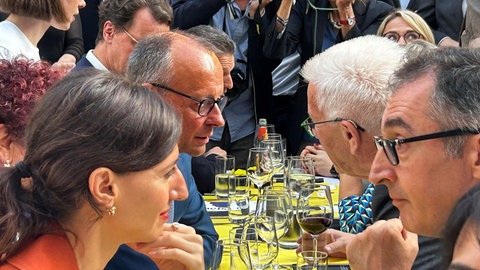 Flavia Zaka, Friedrich Merz (CDU), Winfried Kretschmann (Grüne) und Cem Özdemir (Grüne) bei der Stallwächterparty am Donnerstagabend. 