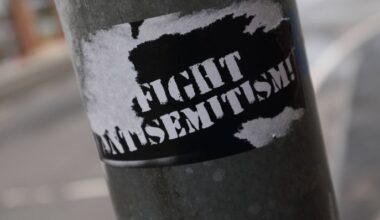 Der Schriftzug "Fight Antisemitism" an einem Lichtmast - teilweise zerrissen (Quelle: Imago, Müller-Stauffenberg)