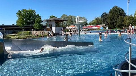 Das Freibad Ingelheim ist eigentlich ein ruhiges Familienbad. Aber wegen respektloser Jugendlicher brauchen die Schwimmmeister die Unterstützung eines Sicherheitsdienstes.
