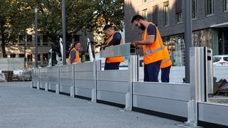 Der Hochwasserschutz am Mainzer Zollhafen wird probeweise aufgebaut.