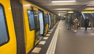 U-Bahn steht auf dem Gleis am U-bahnhof Wittenbergplatz - Störung auf den U-Bahn-Linien U1, U2, U3 und U4. (Quelle: rbb)