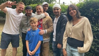Murat Sözer bringt seinen Jugendlichen im Wartbergbad Alzey Regeln bei - er ist quasi ihr Benimmcoach.