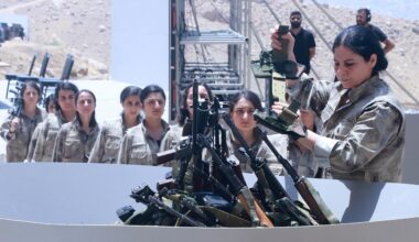 PKK: PKK-Kämpfer verbrennen ihre Waffen im Nordirak