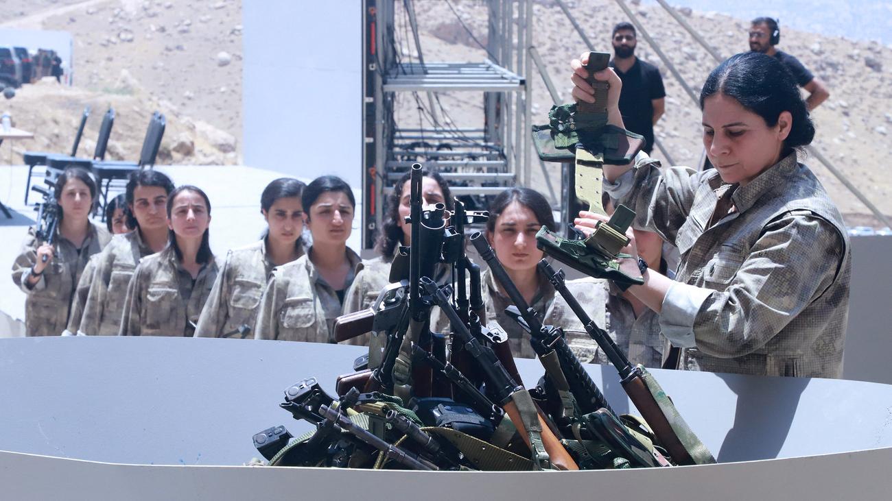 PKK: PKK-Kämpfer verbrennen ihre Waffen im Nordirak