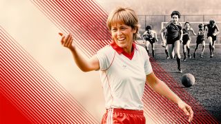 Collage: rote Streifengrafik zwischen Birgit Dahlke als erwachsene Fußballspielerin in rot-weißer Sportkleidung und als junge Spielerin beim SV Prüm in Schwarz-Weiß; (Quelle: DOCDAYS/Imago/Dahlke)