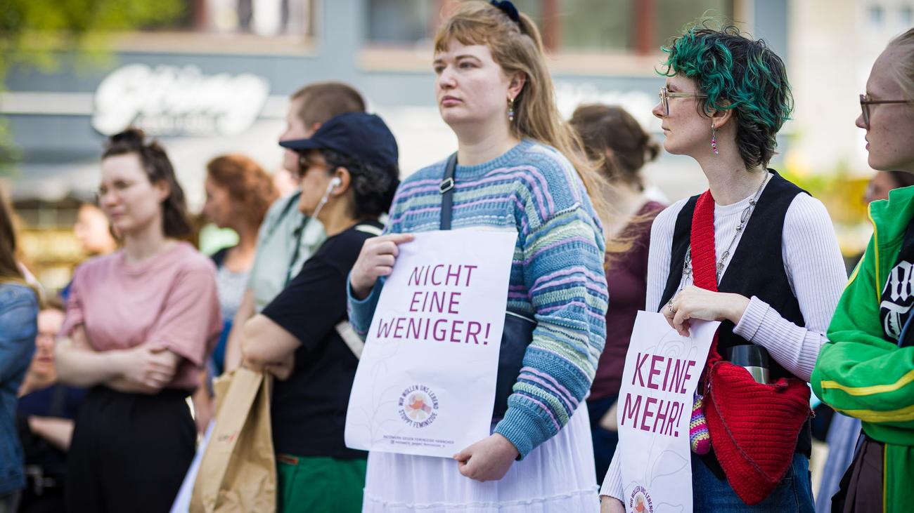 Kundgebung in Hannover: Wieder ein Femizid? Freunde erinnern an getötete 26-Jährige