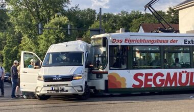 Unfall in Augsburg: Straßenbahn kollidiert mit Transporter
