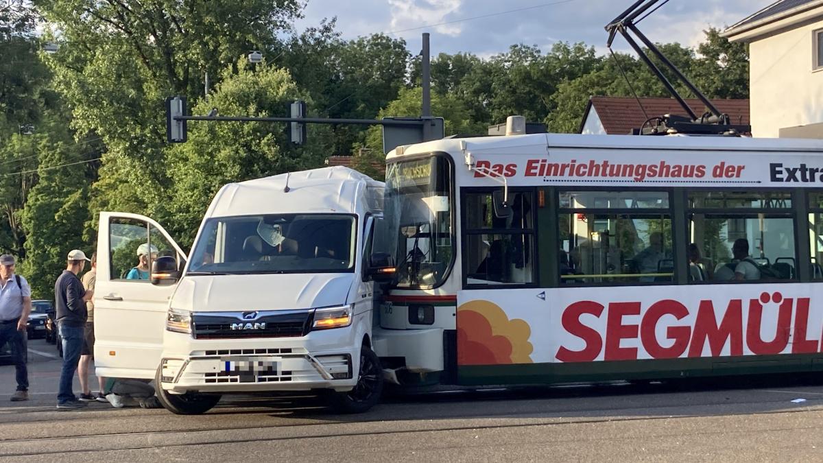 Unfall in Augsburg: Straßenbahn kollidiert mit Transporter