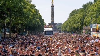 Rave The Planet Techno-Parade auf der Straße des 17. Juni zum Brandenburger Tor und weiter zur Siegesäule in Berlin Mitte und zurück. Berlin, 08.07.2023