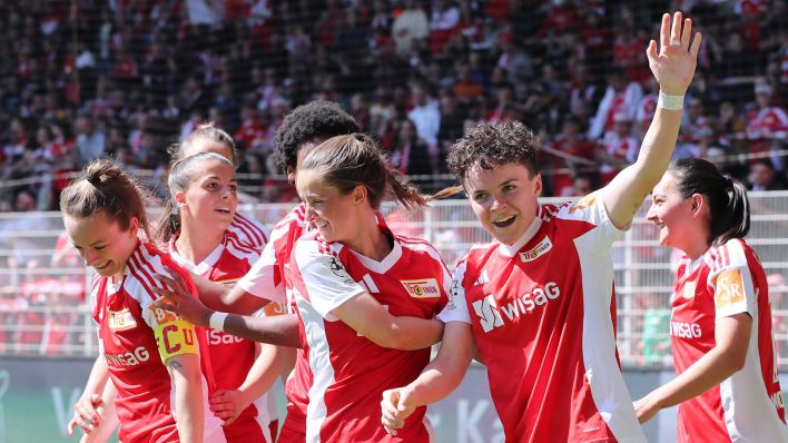 Spielerinnen des 1. FC Union feiern ein Tor im Spiel gegen Mönchengladbach