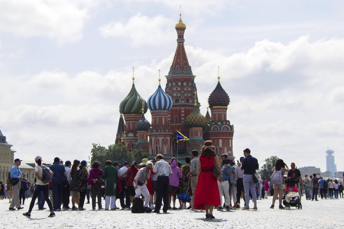 Touristen stehen im Jahr 2018 auf dem Roten Platz. Das Auswärtige Amt warnt aktuell vor Reisen nach Russland. (Archivbild)