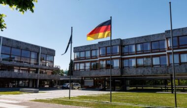 Der Schriftzug „Bundesverfassungsgericht“ und ein deutscher Bundesadler sind am 28.03.2025 auf einer Stele vor dem Hauptgebäude vom Bundesverfassungsgericht (BVerfG) in Karlsruhe (Baden-Württemberg) zu sehen.(Quelle: picture alliance/dpa/Matthias Balk)