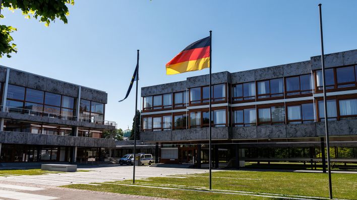 Der Schriftzug „Bundesverfassungsgericht“ und ein deutscher Bundesadler sind am 28.03.2025 auf einer Stele vor dem Hauptgebäude vom Bundesverfassungsgericht (BVerfG) in Karlsruhe (Baden-Württemberg) zu sehen.(Quelle: picture alliance/dpa/Matthias Balk)