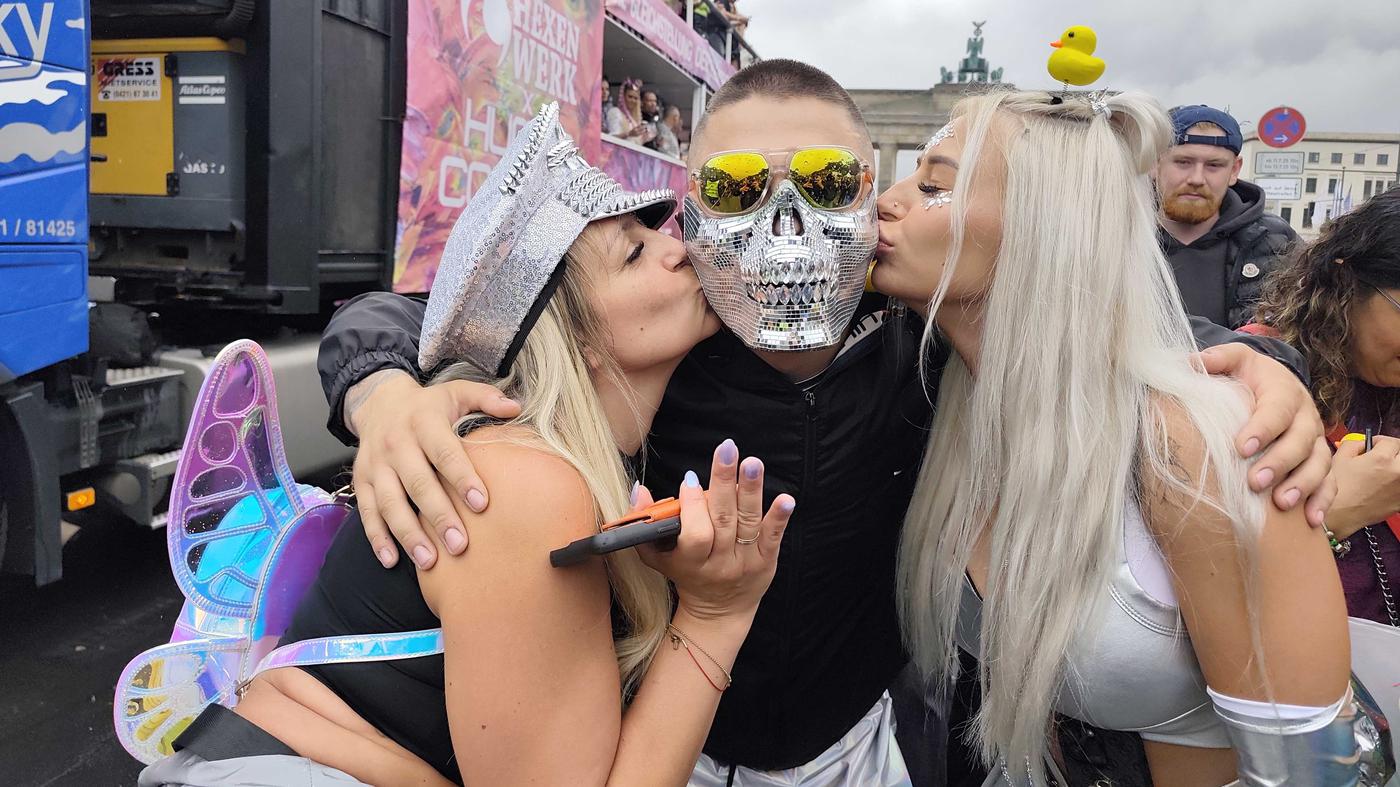 Tausende tanzen bei „Rave The Planet“ – Anreise per S-Bahn behindert
