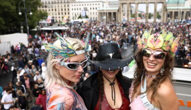 Wilde Outfits, laute Bässe – Tausende tanzen bei „Rave The Planet“ durch Berlin