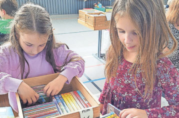 Bei einem großen Angebot an Kinder- und Jugendbüchern lohnt sich ein Besuch des Flohmarktes auch für kleine Leseratten: Foto: Stadt Wadern/Petra Lauk