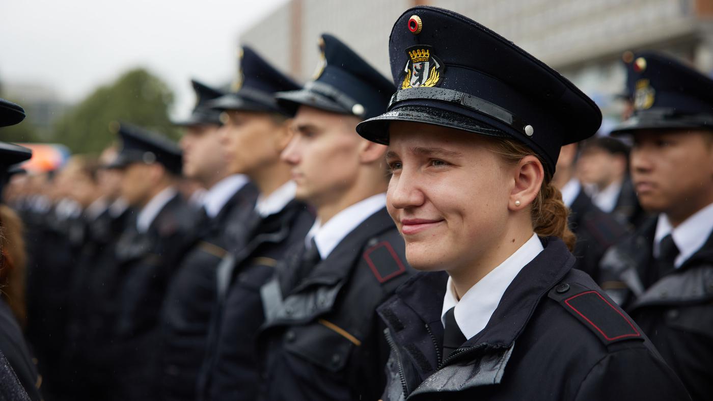 416 neue Feuerwehrleute treten in Berlin zum Dienst an