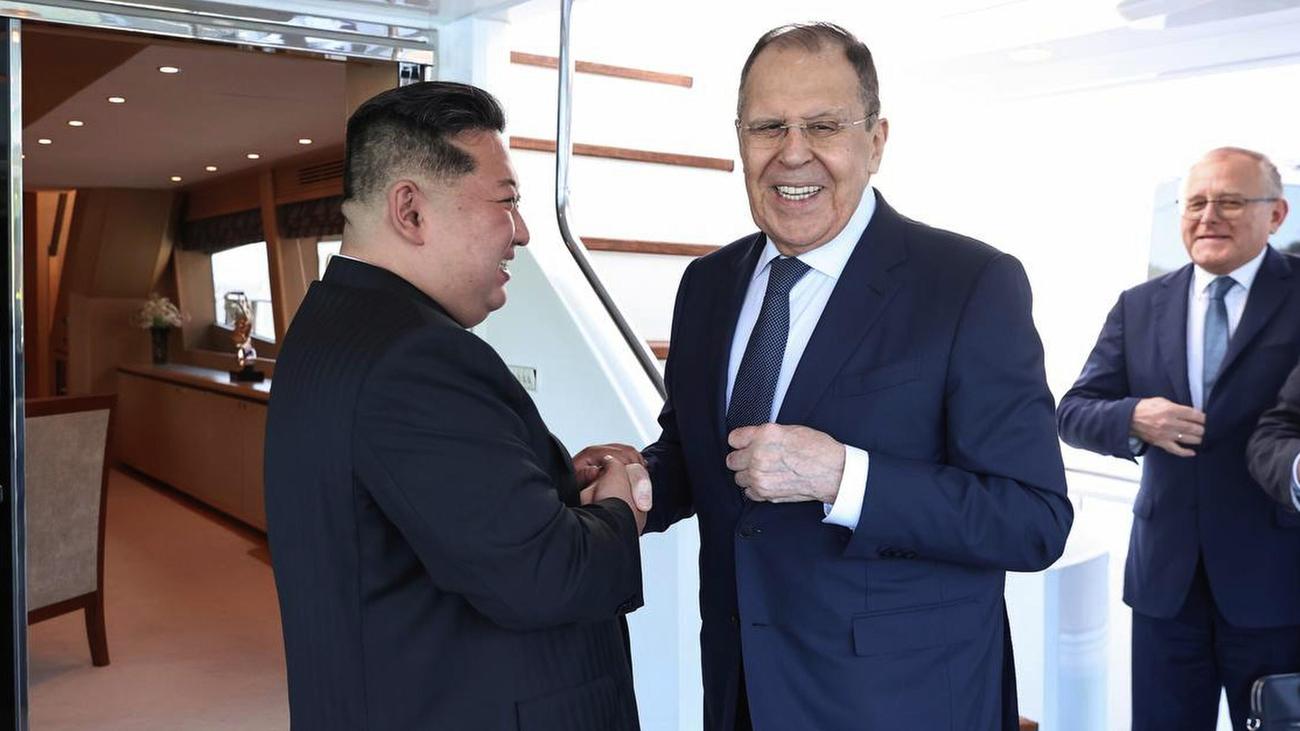 Russland und Nordkorea: Russlands Außenminister lädt Kim Jong Un zu Treffen mit Putin ein