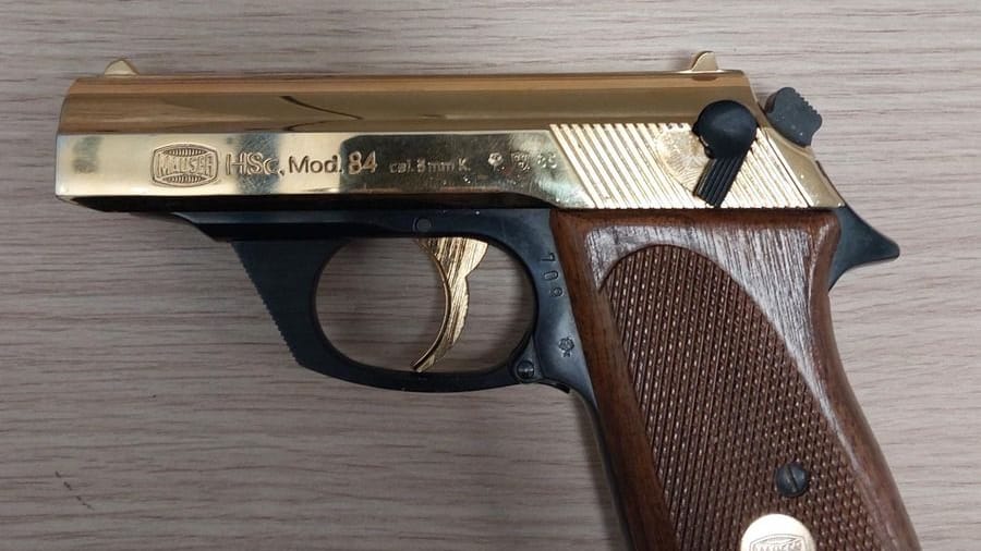 Die Pistole: Der Mann hatte keinen Waffenschein dabei.