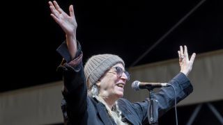 Patti Smith winkt während ihrem Konzert in der Zitadelle Spandau dem Publikum zu. Quelle: dpa/PIC ONE | Peter Engelke