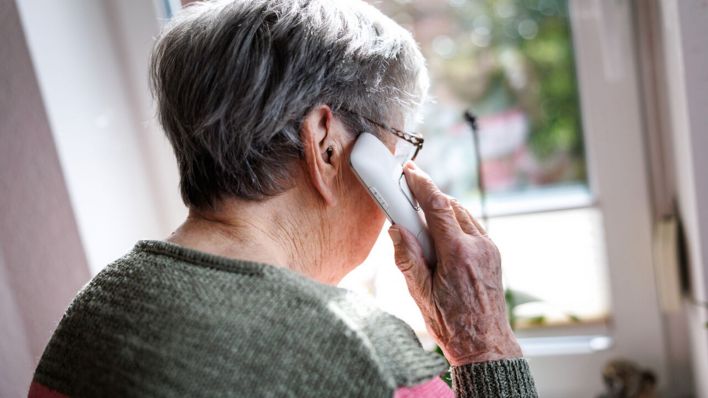 Symbolbild: Eine Seniorin telefoniert am Fenster. (Quelle: dpa/Balk)