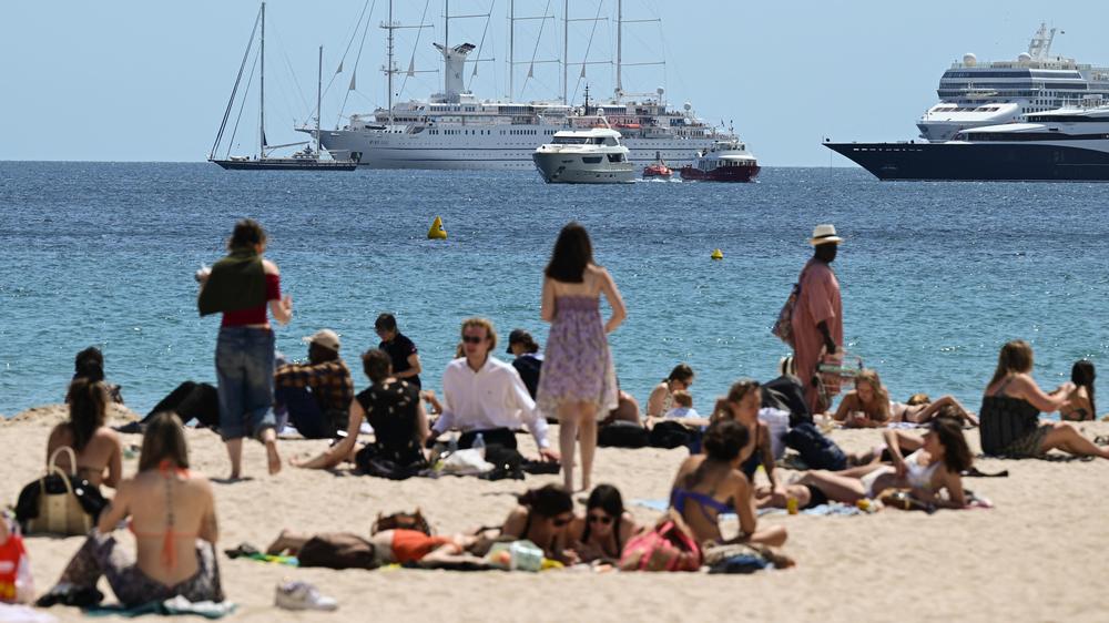 Massentourismus in Frankreich: Strandbesucher, Jachten und Kreuzfahrtschiffe: An der Côte d'Azur wird manchen Franzosen der Massentourismus zu viel.