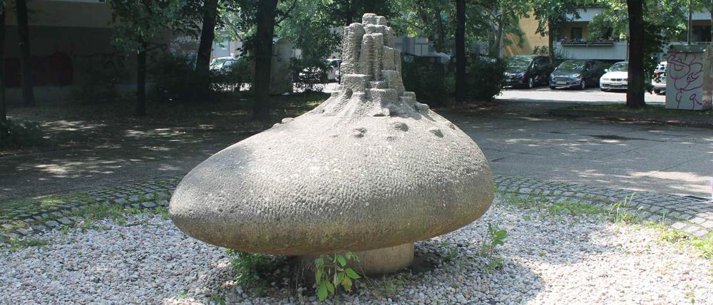 Dieses Kunstwerk soll wieder ans Tageslicht: Der Quellstein von Karl-Günter Möpert ist aktuell beim Bezirksamt Lichtenberg eingelagert.