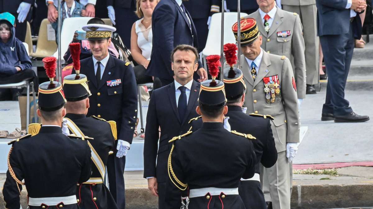 Emmanuel Macron am Nationalfeiertag: Präsidentielle Rochaden in Frankreich