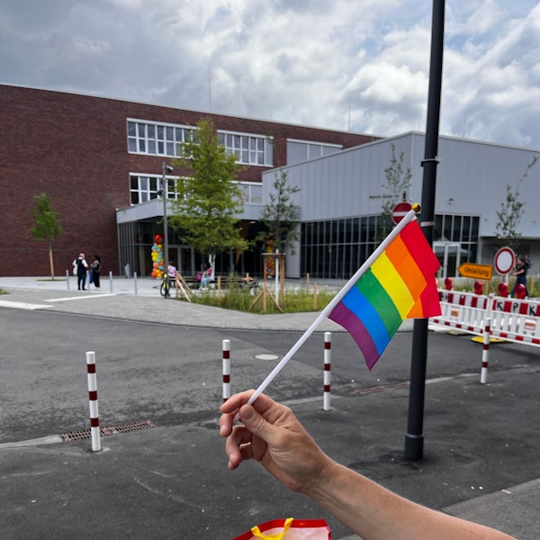 Regenbogenfahne vor dem Bildungscampus in Kalk