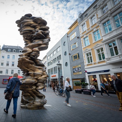 Eine sechs Meter hohe metallene Skulptur steht auf einem Platz in Bonn.