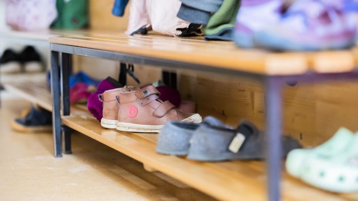 Ein Schuhregal in einer Kita. (Quelle: dpa/Christoph Soeder)