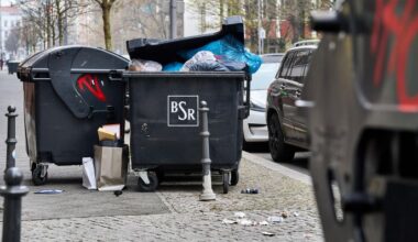 Symbolbild: Überfüllte Mülltonnen mit offenem Deckel und herumliegendem Abfall auf Gehweg in Berlin, städtische Müllentsorgung in einer Wohngegend. (Quelle: dpa/Bihlmayer)