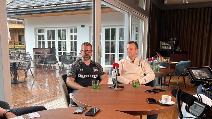 Hertha-Präsident Fabian Drescher (l.) im Rahmen einer Medienrunde (Philipp Höppner/rbb)