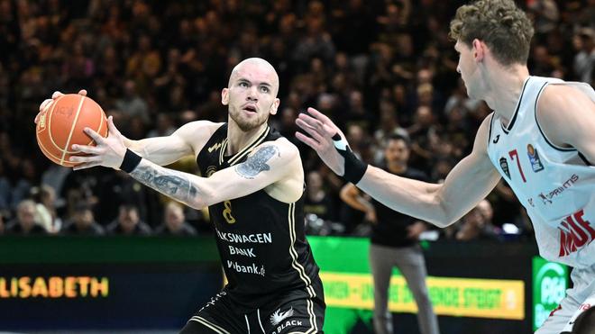 Transfer: Arnas Velicka (l) verlässt die Basketball Löwen Braunschweig.