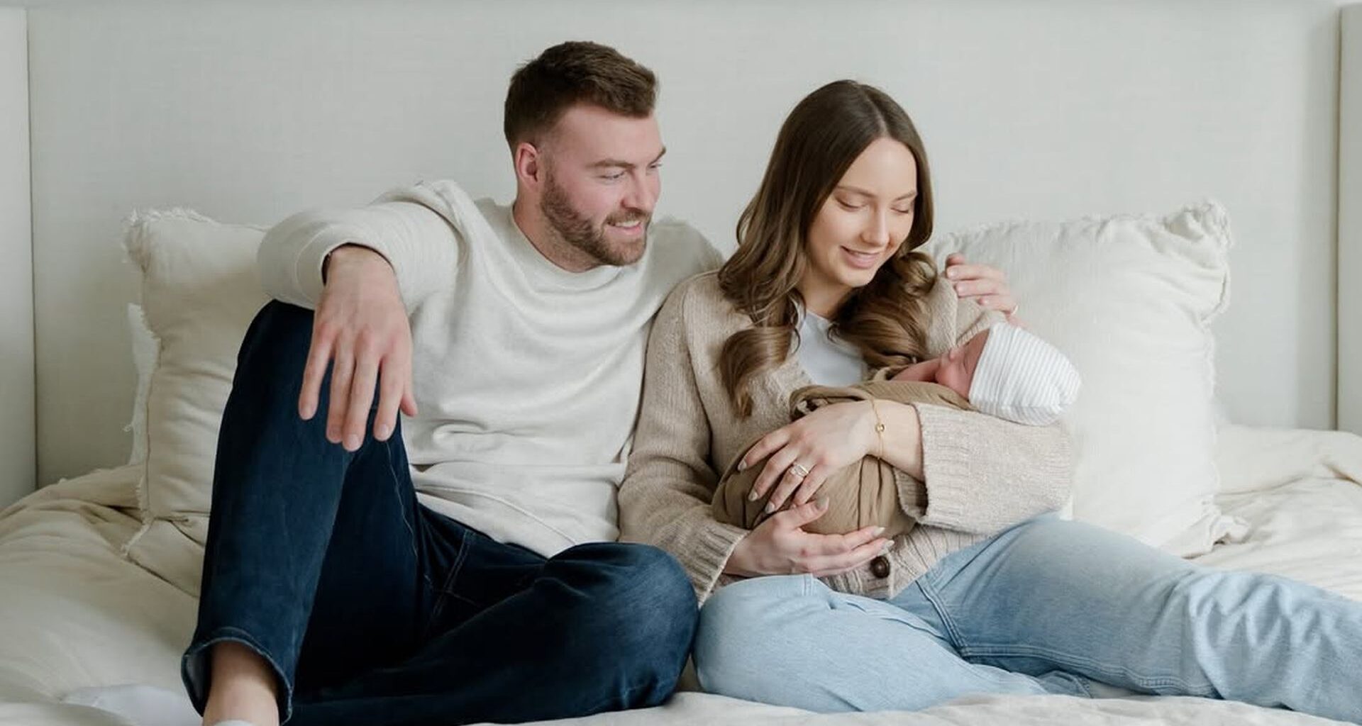 Hailie Mathers mit ihrem Sohn Elliot und ihrem Mann Evan