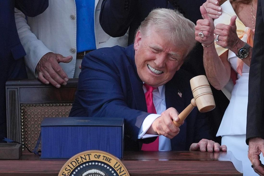 US-Präsident Donald Trump schlägt mit dem Hammer nachdem er sein Gesetz über Steuererleichterungen und Ausgabenkürzungen vor dem Weißen Haus unterzeichnet hat.