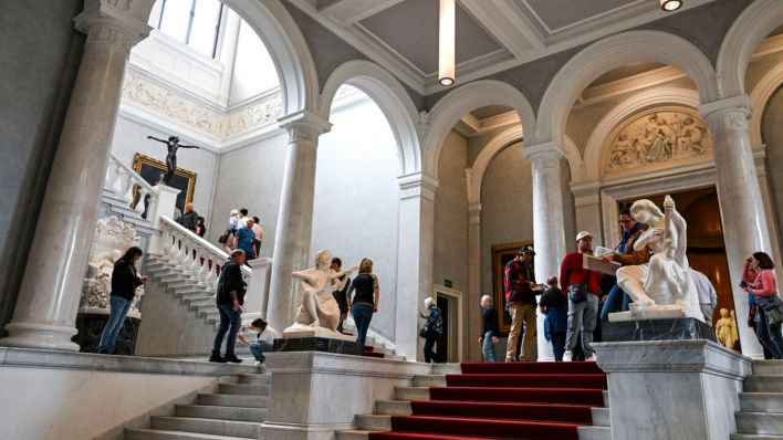 Archivbild: Zahlreiche Besucher kommen zum „Inselfest" anlässlich des Jubiläums "200 Jahre Museumsinsel Berlin“ in die Alte Nationalgalerie. (Quelle: dpa/Kalaene)