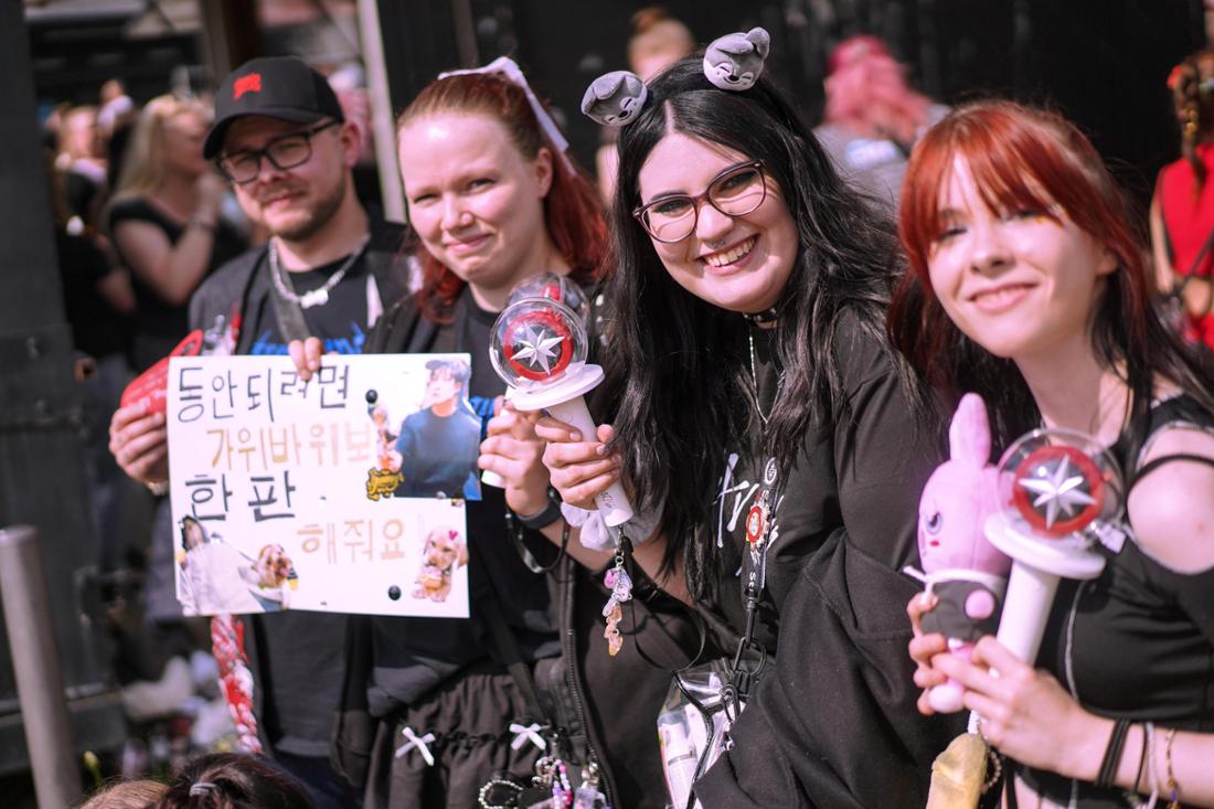 Die weltweit gefeierte K-Pop-Band Stray Kids zog tausende Fans zu ihrem einzigen Deutschland-Konzert nach Frankfurt.