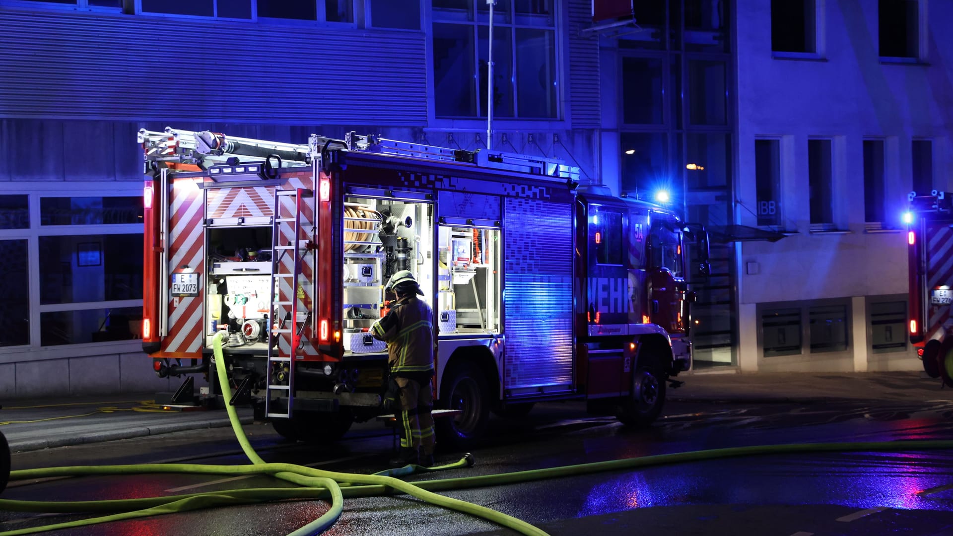 Die Essener Feuerwehr hatte es in der Nacht mit mehreren Mülltonnenbränden zu tun.