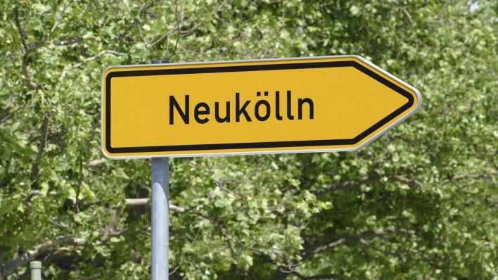 Straßenschild in Berlin mit der Aufschrift "Neukölln" © IMAGO/imagebroker