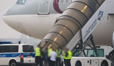 Am Morgen ist ein Flieger mit 81 Menschen an Bord von Leipzig aus Richtung Kabul gestartet. Unter den ausreisepflichtigen afghanischen Männern, die in der Vergangenheit strafrechtlich in Erscheinung getreten sind, befinden sich auch vier Männer aus Thüringen.