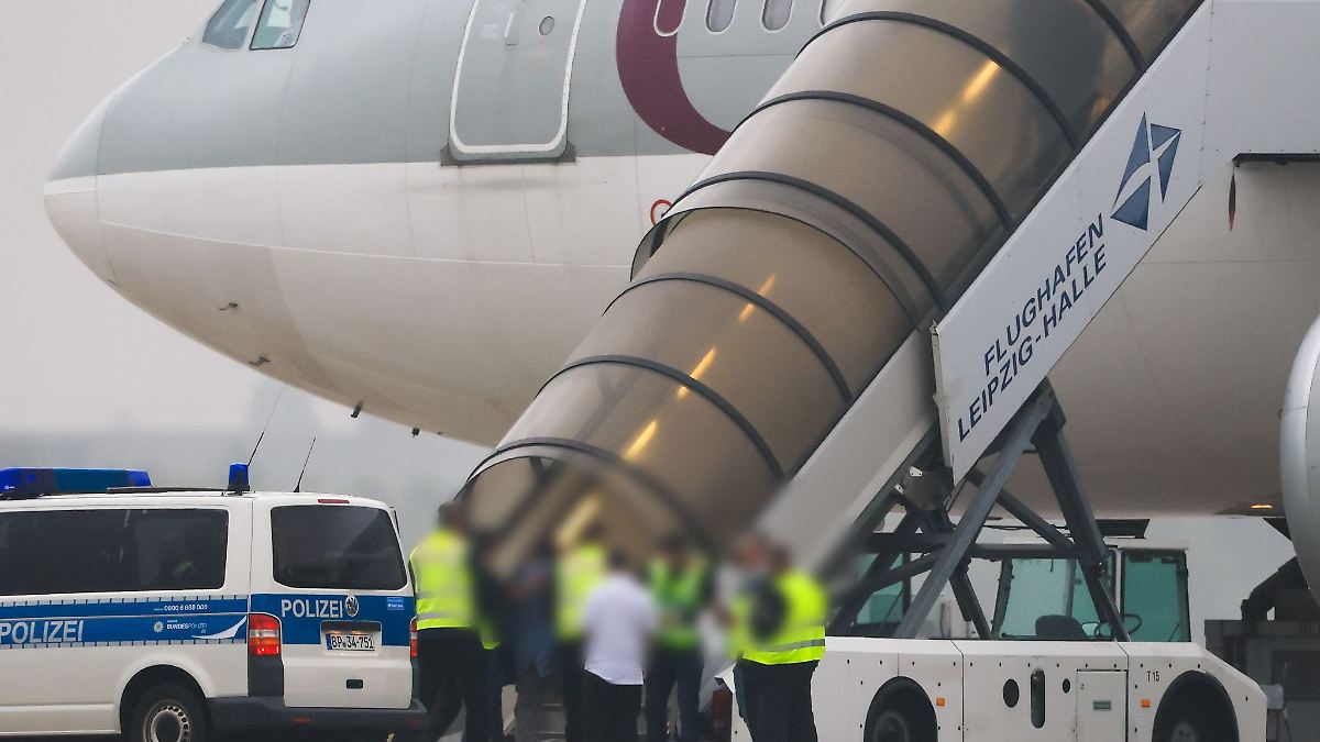 Am Morgen ist ein Flieger mit 81 Menschen an Bord von Leipzig aus Richtung Kabul gestartet. Unter den ausreisepflichtigen afghanischen Männern, die in der Vergangenheit strafrechtlich in Erscheinung getreten sind, befinden sich auch vier Männer aus Thüringen.