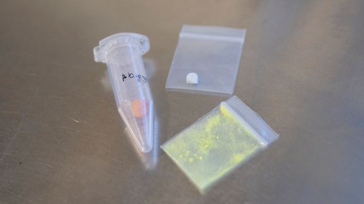 Symbolbild: MDMA in Pulver- und Pillenform liegen in einem Drug-Checking-Labor auf dem Gelände des Fusion-Festivals auf einem Tisch am 20.06.2025. (Quelle: picture alliance/dpa/Philip Dulian)