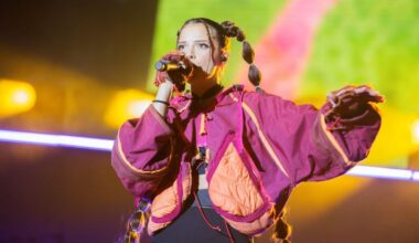 Nina Chuba live auf der Bühne (Quelle: IMAGO / xcitepress)