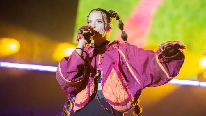 Nina Chuba live auf der Bühne (Quelle: IMAGO / xcitepress)