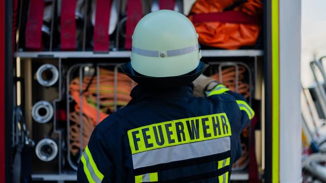 Kreis Karlsruhe: Einsatz in einem Industriegebiet: Mehrere Autos standen am Vormittag in Flammen. (Symbolbild)