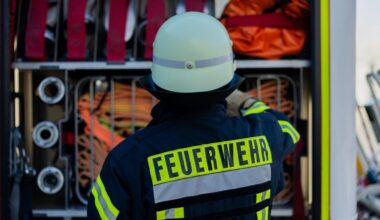 Kreis Karlsruhe: Feuer in Industriegebiet - neun Autos brennen