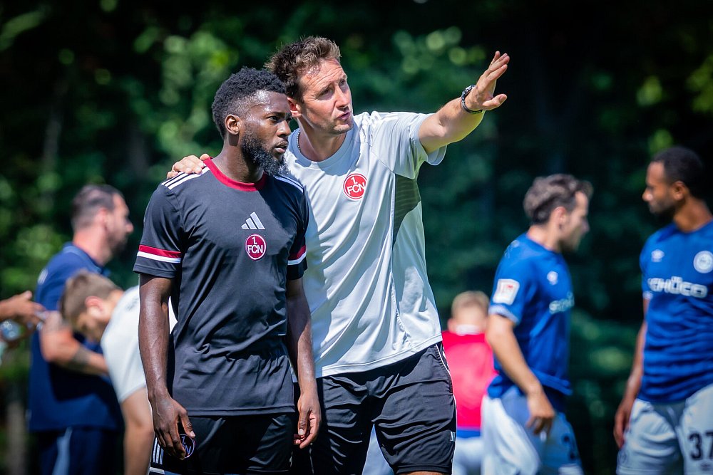 Weltmeister Miro Klose (r.) musste seinen Schützlingen einiges erklären. - © Sarah Jonek